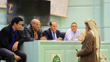 وزير الكهرباء يستمع إلى شكاوى عدد من المواطنين